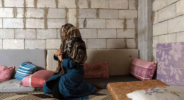 Женщина из Сирии, вынужденная бежать из своего дома.